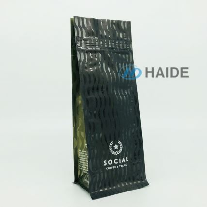 Tasainen pohjapussi kiiltävällä vaikutuksella